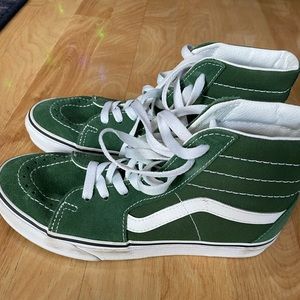 Women’s green vans size 8, men’s size 6.5